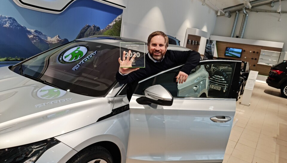 BEVISET: Ole Henrik Storeheier med beviset på at han er blant de ypperste Skoda-selgerne i landet. Denne uken kom også nykommeren Skoda Enyaq til butikken i Tømteveien. BEVISET: Ole Henrik Storeheier med beviset på at han er blant de ypperste Skoda-selgerne i landet. Denne uken kom også nykommeren Skoda Enyaq til butikken i Tømteveien.
