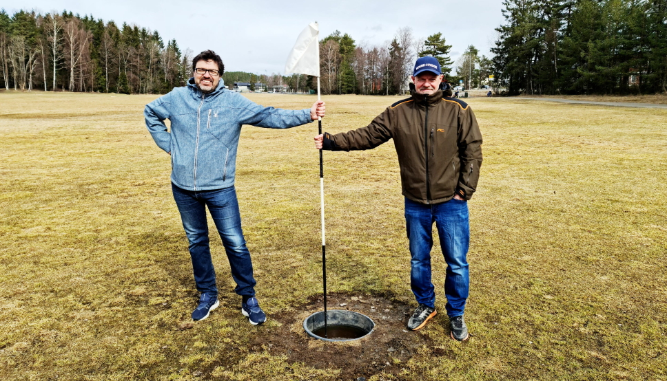 SPIRER: Knut Erik Sturm (t.v.) og Pål Wirak er klare for utvidelse og oppgradering av fotballgolfbanen på Sofiemyr. Snart er det åpning.