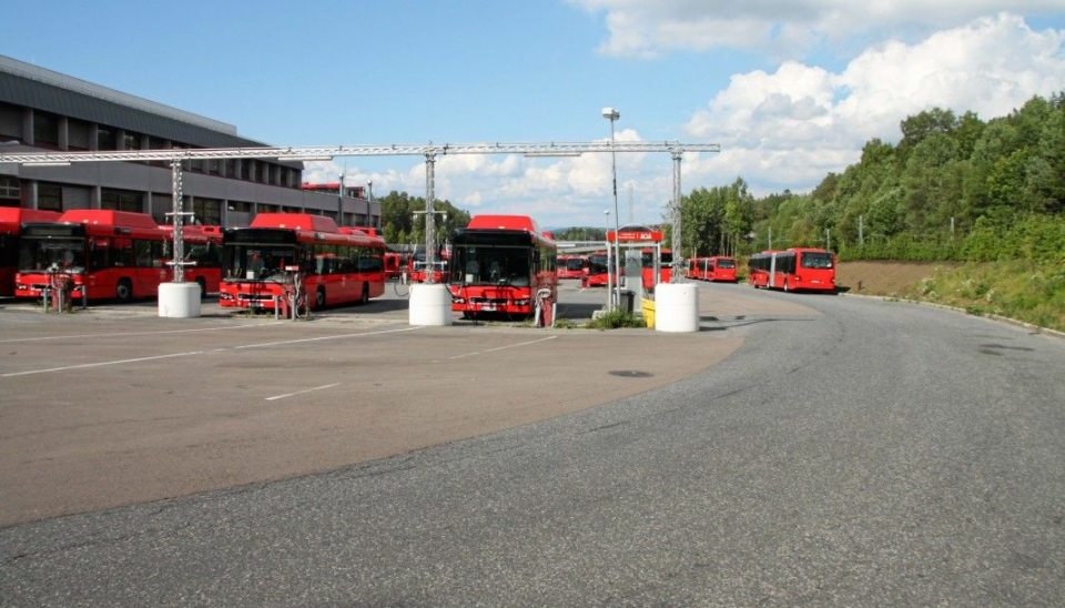 KAN BLI RAMMET AV STREIK: Norgesbuss, som har hovedkontor på Rosenholm, er en av de lokale bedriftene som er omfattet av streikevarselet. Unibuss, som betjener anbudet, har 384 ansatte på Rosenholm. Foto: Yana Stubberudlien
