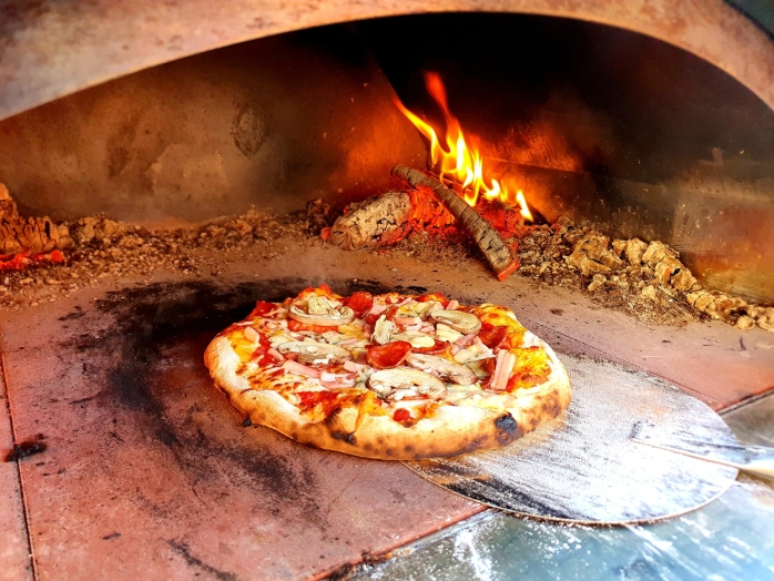Forno a legna: la pizza è pronta in cinque minuti.  Foto: Yana Stabrutlion