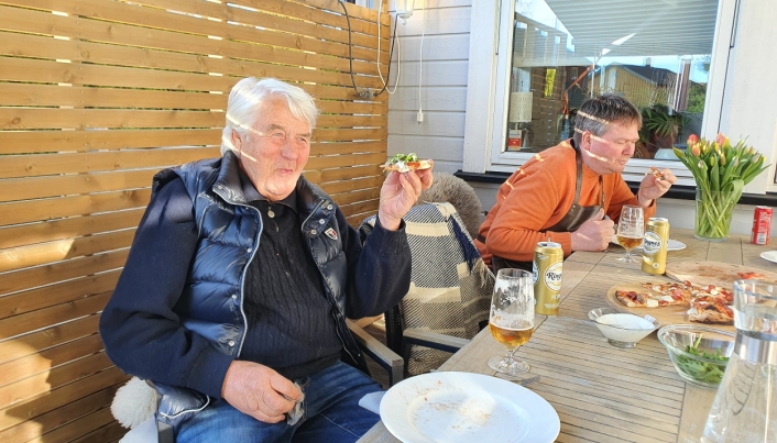 Godetevi la pizza: nella foto si vede Derje Cronland (79) con suo figlio Espen (50).  Foto: Yana Stabrutlion