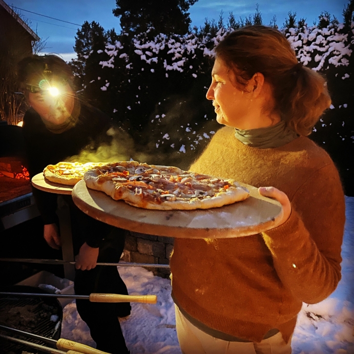 Winter Pizza: Aspen, pronta per infornare la pizza di Lenin in una fredda sera d'inverno, si vede nella foto con la lampada ad incandescenza.  Foto: privato