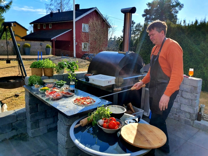 È pieno: ora Espen è il re della pizza Cronland, con il suo forno a legna in giardino.  Foto: Yana Stabrutlion