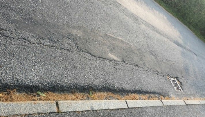 LAPPETEPPE: Holbergs vei fikk ikke ny asfalt i fjor, men kommunen skulle vurdere saken på nytt i 2021. Foto: Yana Stubberudlien