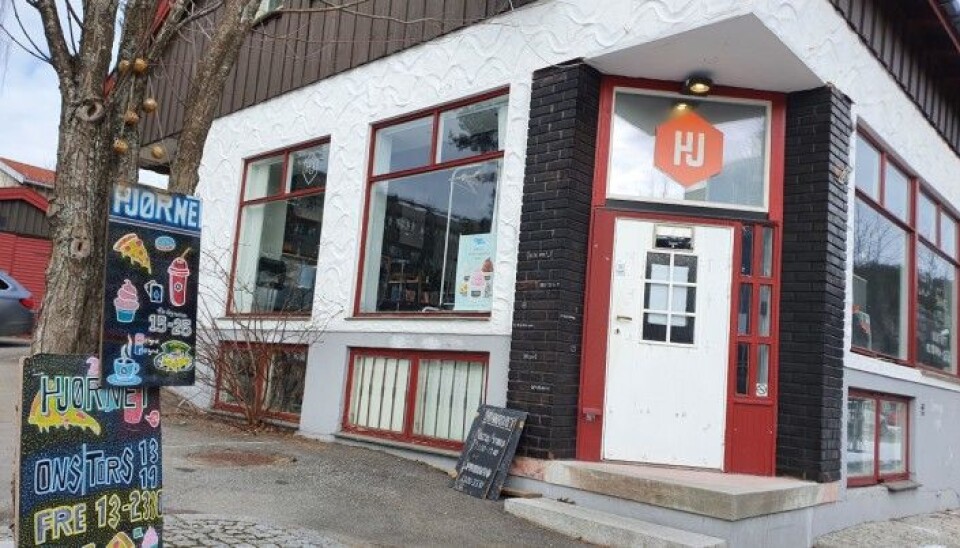 FEM ÅR PÅ KOLBOTN: Hjørnet er den eneste ungdomskafeen på Kolbotn. Den er drevet av kommunen og ligger midt i smørøyet på Kolbotn, øst for det gamle rådhuset. Nå vil kommunen flytte kafeen til Venleik i Theodor Hansens vei 8A, like ved Generasjonsparken. Foto: Yana Stubberudlien FEM ÅR PÅ KOLBOTN: Hjørnet er den eneste ungdomskafeen på Kolbotn. Den er drevet av kommunen og ligger midt i smørøyet på Kolbotn, øst for det gamle rådhuset. Nå vil kommunen flytte kafeen til Venleik i Theodor Hansens vei 8A, like ved Generasjonsparken. Foto: Yana Stubberudlien