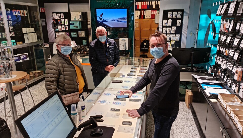 MOBILHJELP: Lisbeth og Tom Thoresen fikk kyndig support hos Oddmar Sæter på Micromax mandag formiddag. MOBILHJELP: Lisbeth og Tom Thoresen fikk kyndig support hos Oddmar Sæter på Micromax mandag formiddag.