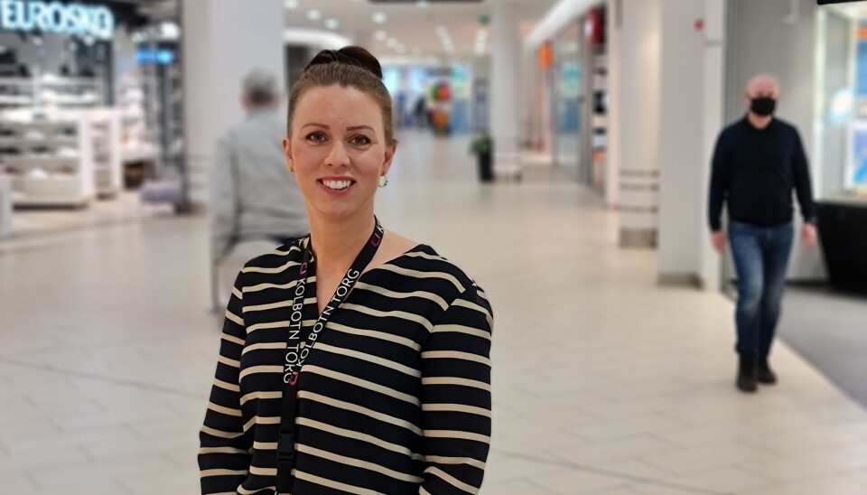 TRYGT PÅ SENTERET: Senterleder Marianne Thorsen-Larsen påpeker at med strenge smittevernregler er det trygt å handle på Kolbotn Torg. For ordens skyld tok senterlederen på munnbindet så raskt bildet var tatt. TRYGT PÅ SENTERET: Senterleder Marianne Thorsen-Larsen påpeker at med strenge smittevernregler er det trygt å handle på Kolbotn Torg. For ordens skyld tok senterlederen på munnbindet så raskt bildet var tatt.