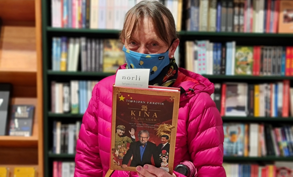 BOKELSKER: Vilgun Hjelseth fra Kolbotn var en av mange kunder som besøkte bokhandelen på maisalgets første dag.