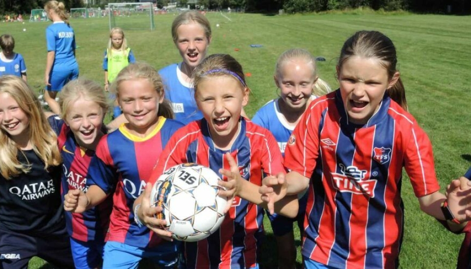 KLARE FOR FOTBALL: Jenter som til høsten kan begynne å spille organisert fotball, får et tilbud allerede i vår. Dette illustrasjonsbildet er fra en tidligere fotballskole.