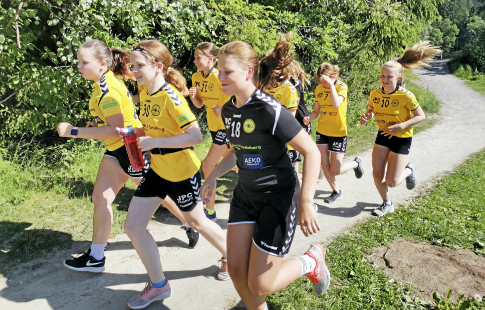 UT PÅ TUR: I fjor var håndballjentene fra 07-laget til Oppegård blant de mange som sprang Oppegårdmila. Mandag 10. mai starter årets digitale utgave av løpet.