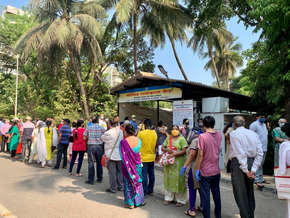 VAKSINEKØ: I Mumbai står mennesker i timevis i vaksinekø. Foto: Terhi Width