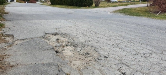 Slik avgjør kommunen hvilke veier de skal asfaltere og lappe