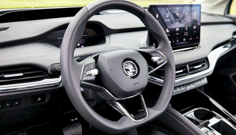 KLASSISK SKODA: Det folkelige bilmerket følger med i digitaliseringen og elektrifiseringen. Likevel er det noe trygt gjenkjennelig når du tar plass bak rattet. KLASSISK SKODA: Det folkelige bilmerket følger med i digitaliseringen og elektrifiseringen. Likevel er det noe trygt gjenkjennelig når du tar plass bak rattet.