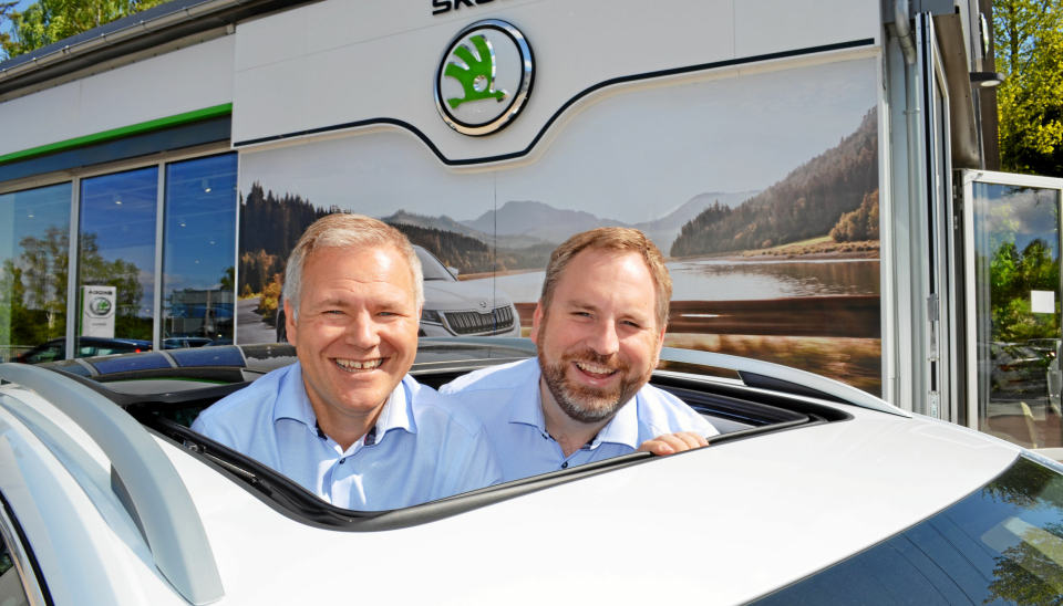 GRUNN TIL Å SMIL: Daglig leder Morten Andresen (t.v.) og Skoda-selger Ole Henrik Storeheier har god grunn til å smile. Bestillingene av nye Enyaq har regelrett skrenset inn hos den den lokale bilforhandleren.