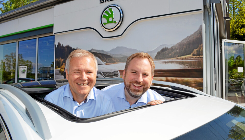 GRUNN TIL Å SMIL: Daglig leder Morten Andresen (t.v.) og Skoda-selger Ole Henrik Storeheier har god grunn til å smile. Bestillingene av nye Enyaq har regelrett skrenset inn hos den den lokale bilforhandleren. GRUNN TIL Å SMIL: Daglig leder Morten Andresen (t.v.) og Skoda-selger Ole Henrik Storeheier har god grunn til å smile. Bestillingene av nye Enyaq har regelrett skrenset inn hos den den lokale bilforhandleren.