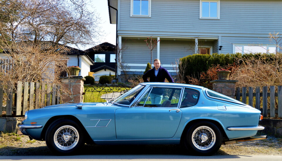 BLÅTT TIL LYST: Alexander Stark og hans 4 liter Maserati Mistral. BLÅTT TIL LYST: Alexander Stark og hans 4 liter Maserati Mistral.