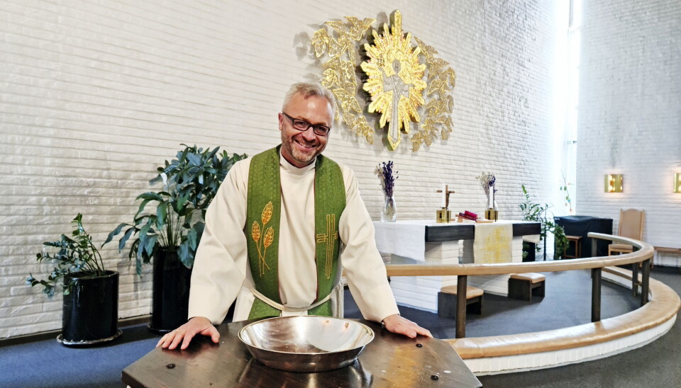 Sokneprest Anders Johansen i Greverud inviterer til drop-in-dp lrdag 12. juni. 100 r gamle Reidar Sommer var en av dem som var med da kirken lagde promovideo til sosiale medier. Sokneprest Anders Johansen i Greverud inviterer til drop-in-dp lrdag 12. juni. 100 r gamle Reidar Sommer var en av dem som var med da kirken lagde promovideo til sosiale medier.