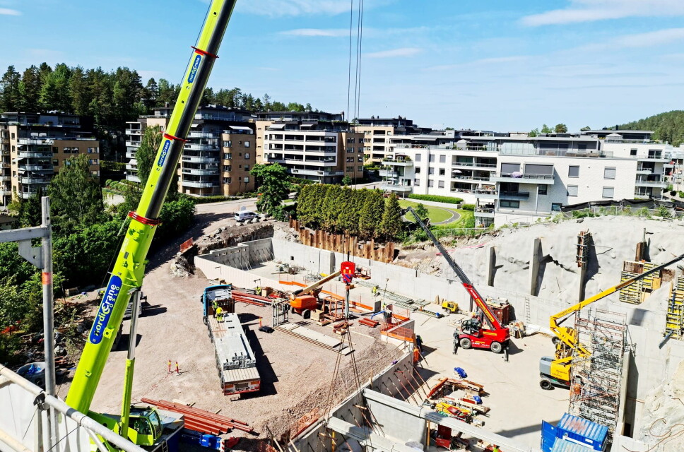 PÅ TOPPEN: Det er full aktivitet på byggeplassen. Her står vi på toppen av hus B i Kantorbekken-prosjektet og ser opp mot blokkene i Kantor Terrasse og Kolbotnveien.