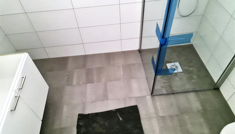 INNSIDEN: Dette fikk vi bilde av da vi vippet mobilkameraet over kanten på den grå boksen Badene er så godt so klare, skal bare kobles på.