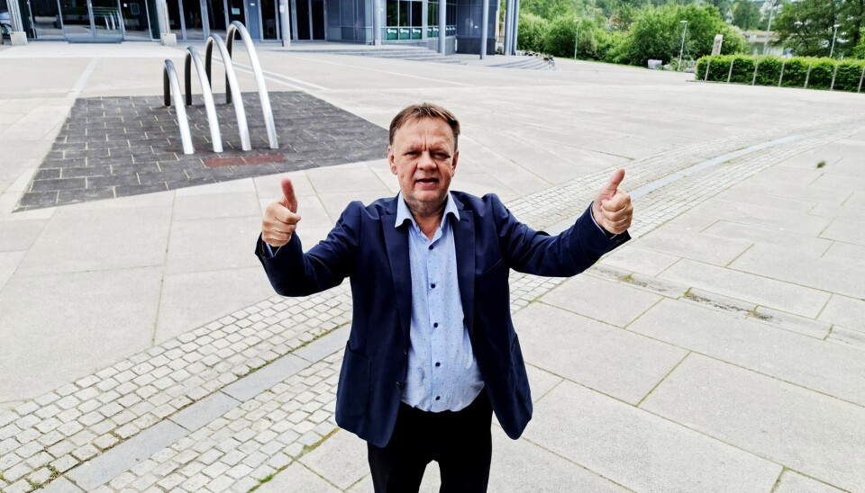 SOL, SOMMER OG QUIZ: Terje Aaseth er godt i gang med forberedelsene. Lørdag 19. juni blir det utendørs quiz i sentrum av Kolbotn. SOL, SOMMER OG QUIZ: Terje Aaseth er godt i gang med forberedelsene. Lørdag 19. juni blir det utendørs quiz i sentrum av Kolbotn.