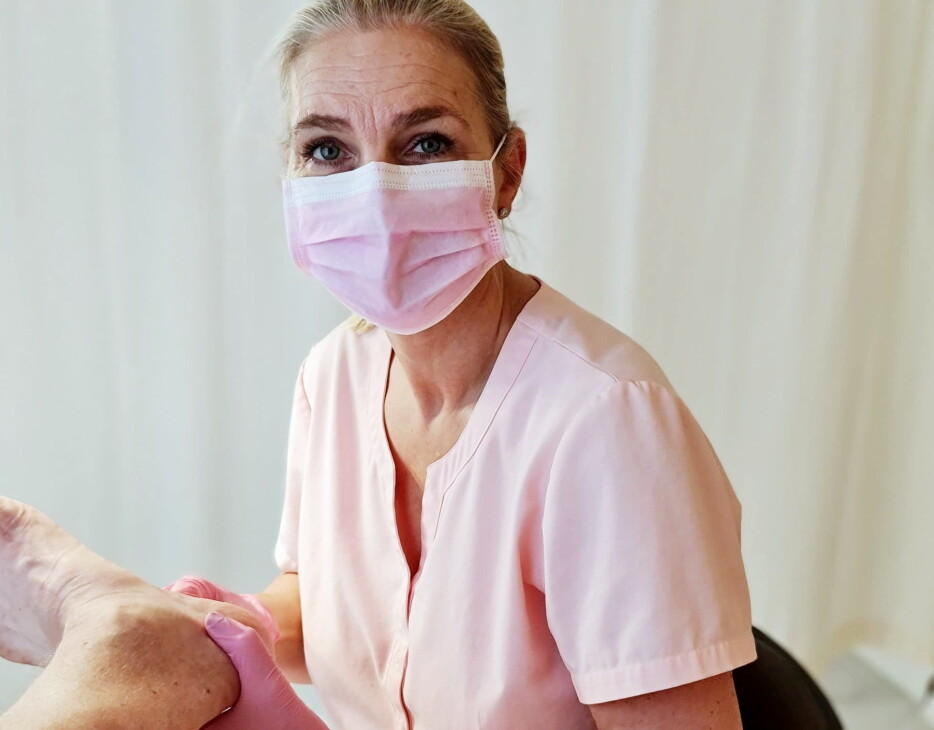 GYVER LØS: Skalpellet får kjørt seg når Agathe Madtzog går på for å fjerne hard hud under føttene.