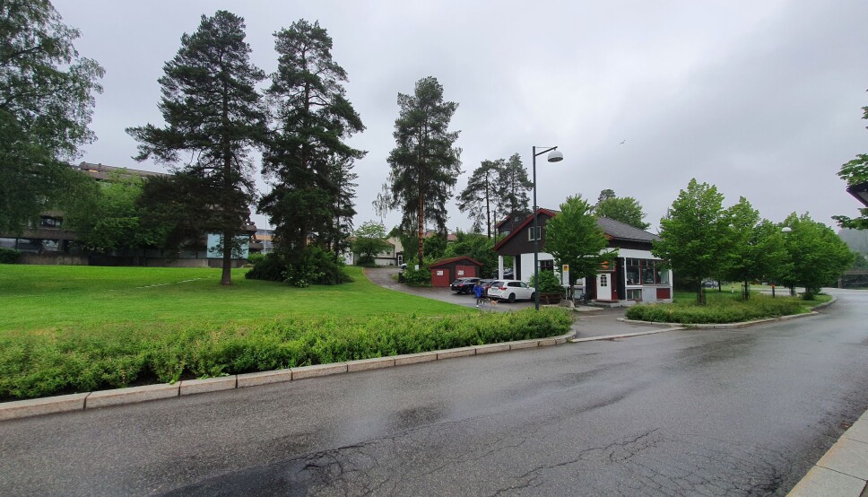 VEDTATT SOLGT: Om et halvt år skal kommunen selge deler av parkeringsplassene syd for rådhuset og området nord for rådhusbygningen, inkludert Hjørnet ungdomskafe og alle de andre bygningene som ligger mellom rådhuset og skateparken. Alle foto: Yana Stubberudlien. VEDTATT SOLGT: Om et halvt år skal kommunen selge deler av parkeringsplassene syd for rådhuset og området nord for rådhusbygningen, inkludert Hjørnet ungdomskafe og alle de andre bygningene som ligger mellom rådhuset og skateparken. Alle foto: Yana Stubberudlien.