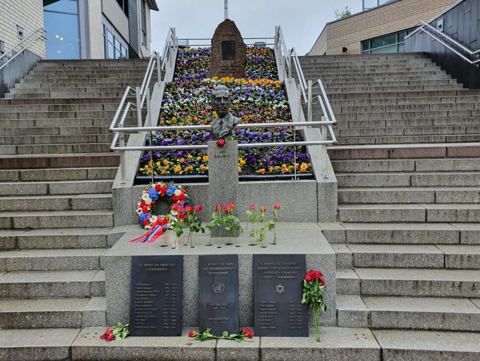 LIKE FØR 17. MAI: Flere hundre stemorsblomster ble plantet like før 17. mai på Jan Baalsruds plass. Mandag 21. juni ble alle plantene fjernet av kommunen. Foto: Yana Stubberudlien. LIKE FØR 17. MAI: Flere hundre stemorsblomster ble plantet like før 17. mai på Jan Baalsruds plass. Mandag 21. juni ble alle plantene fjernet av kommunen. Foto: Yana Stubberudlien.