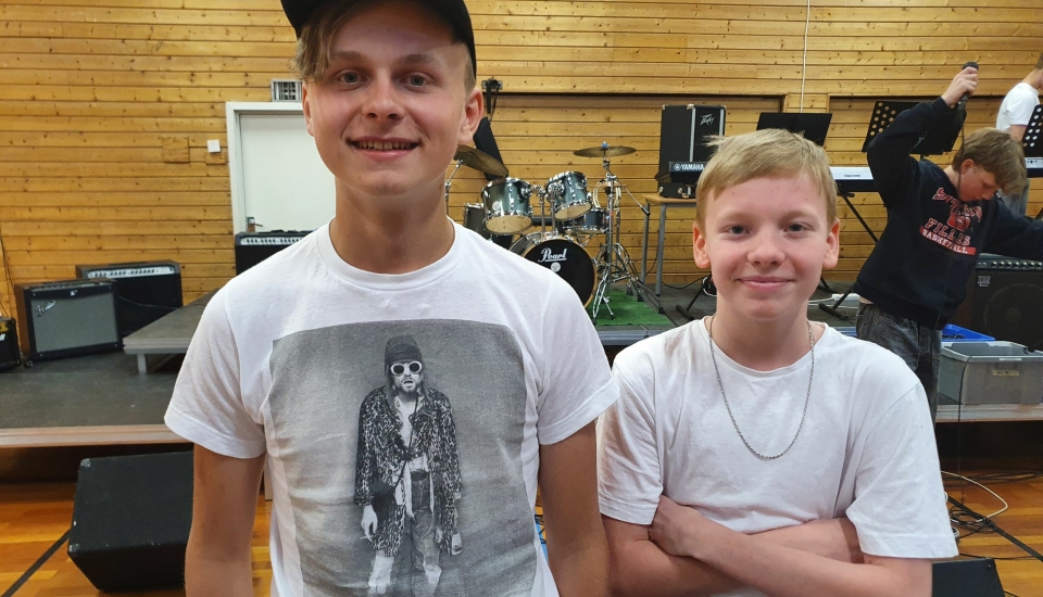 TAKKER: Avgangselevene Jonatan Refsnes (15) og Kristian Gundersen (15) roser musikklæreren og takker henne for innsatsen.