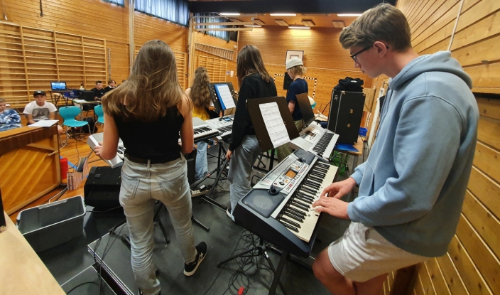FLERE INSTRUMENTER: Alle elevene må spille i band og de må prøve seg på flere ulike instrumenter.