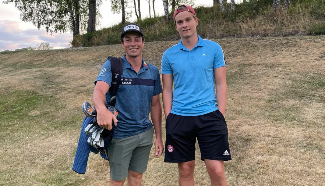 MØTTE SUPERSTJERNEN: Tirsdag kveld spilte Viktor Hovland 18 hull på Oppegård Golfklubb. Stian With fra Sofiemyr fikk sikret seg et minne for livet.
