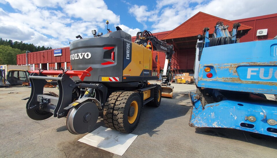 SPENNENDE ANLEGGSMASKINER: På Volvo-tomten kan du se mange rare og spennende anleggsmaskiner. Bildet viser en hjulgående gravemaskin med påmontert utstyr for å kunne jobbe på jernbanen. SPENNENDE ANLEGGSMASKINER: På Volvo-tomten kan du se mange rare og spennende anleggsmaskiner. Bildet viser en hjulgående gravemaskin med påmontert utstyr for å kunne jobbe på jernbanen.
