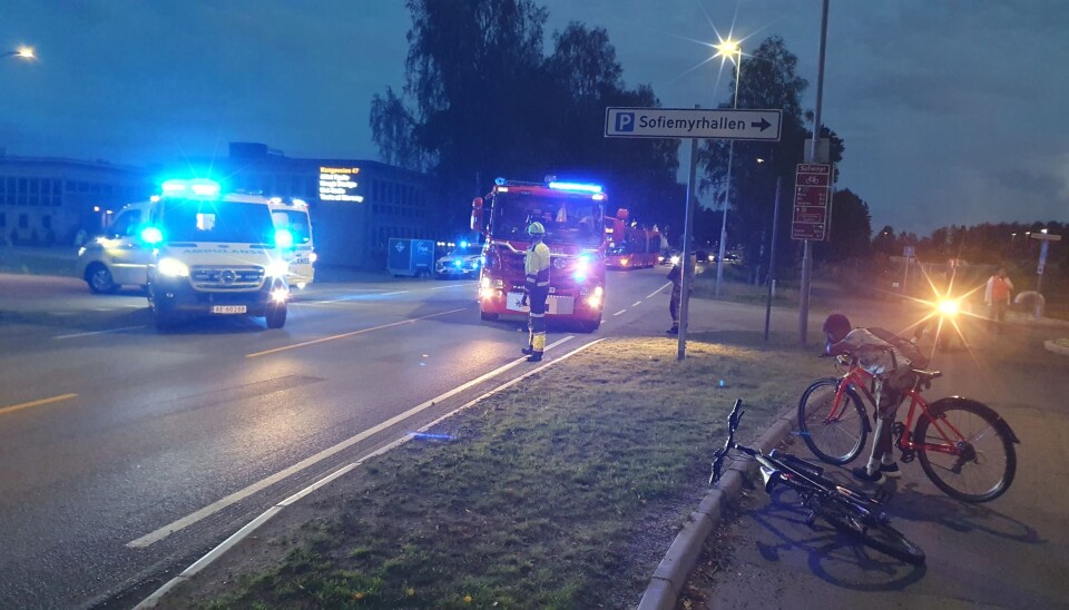 BLE PÅKJØRT I KONGEVEIEN: Det var flere vitner, både voksne og barn, da en 13 år gammel gutt ble påkjørt av en bil like ved klubbhuset på Sofiemyr rundt klokken 21.30 søndag kveld. Alle foto: Yana Stubberudlien BLE PÅKJØRT I KONGEVEIEN: Det var flere vitner, både voksne og barn, da en 13 år gammel gutt ble påkjørt av en bil like ved klubbhuset på Sofiemyr rundt klokken 21.30 søndag kveld. Alle foto: Yana Stubberudlien
