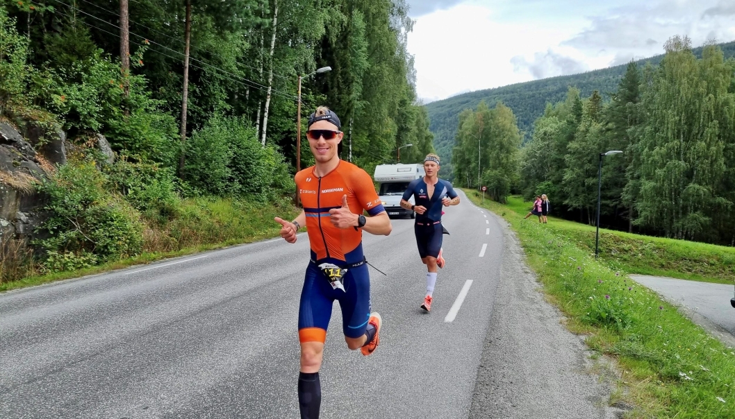 STERK: Jon Breivold er i ferd med få en luke til Kristian Grue tidlig på maratonløpet.