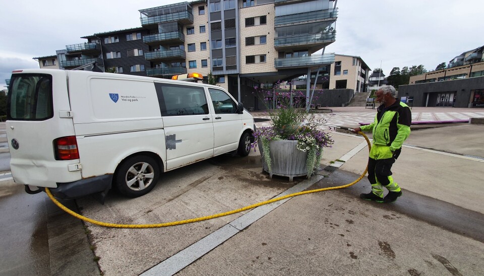 INGEN NYE: Fredag ettermiddag kunne vi se kun de gamle blomsterurnene på Jan Baalsruds plass. INGEN NYE: Fredag ettermiddag kunne vi se kun de gamle blomsterurnene på Jan Baalsruds plass.