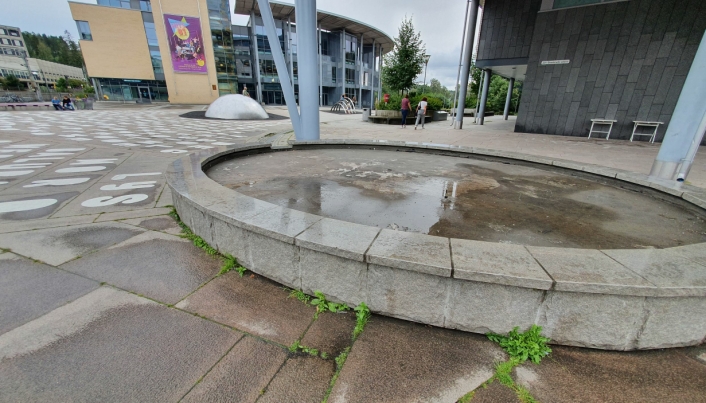 INGEN VANN: Det er ingen vann i fontenen.