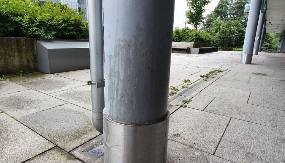 TILGRISET: Både stolpene og fasadene til Kolbotn Torg ser lite innbydende ut. TILGRISET: Både stolpene og fasadene til Kolbotn Torg ser lite innbydende ut.