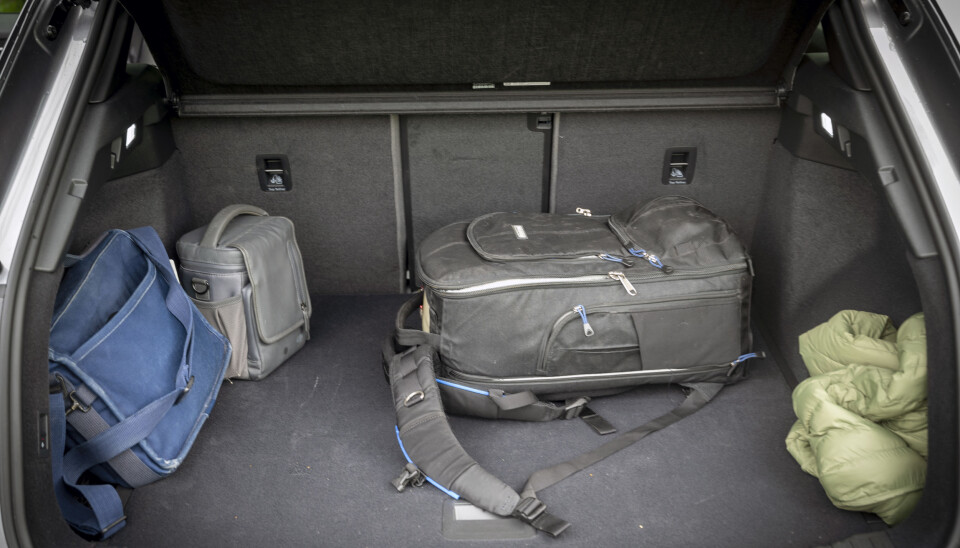 ROMSLIG: Bagasjerommet rommer 520 liter, og du kan fjerne både plata i døren og legge ned setene i 40/20/40. ROMSLIG: Bagasjerommet rommer 520 liter, og du kan fjerne både plata i døren og legge ned setene i 40/20/40.