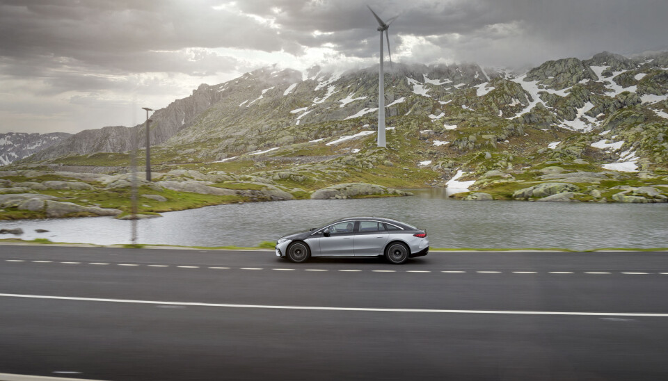 LANG REKKEVIDDE: EQS har en rekkevidde på opptil 780 kilometer (WLTP) og kan hurtiglades på opptil 200 kW på hurtigladestasjoner. LANG REKKEVIDDE: EQS har en rekkevidde på opptil 780 kilometer (WLTP) og kan hurtiglades på opptil 200 kW på hurtigladestasjoner.