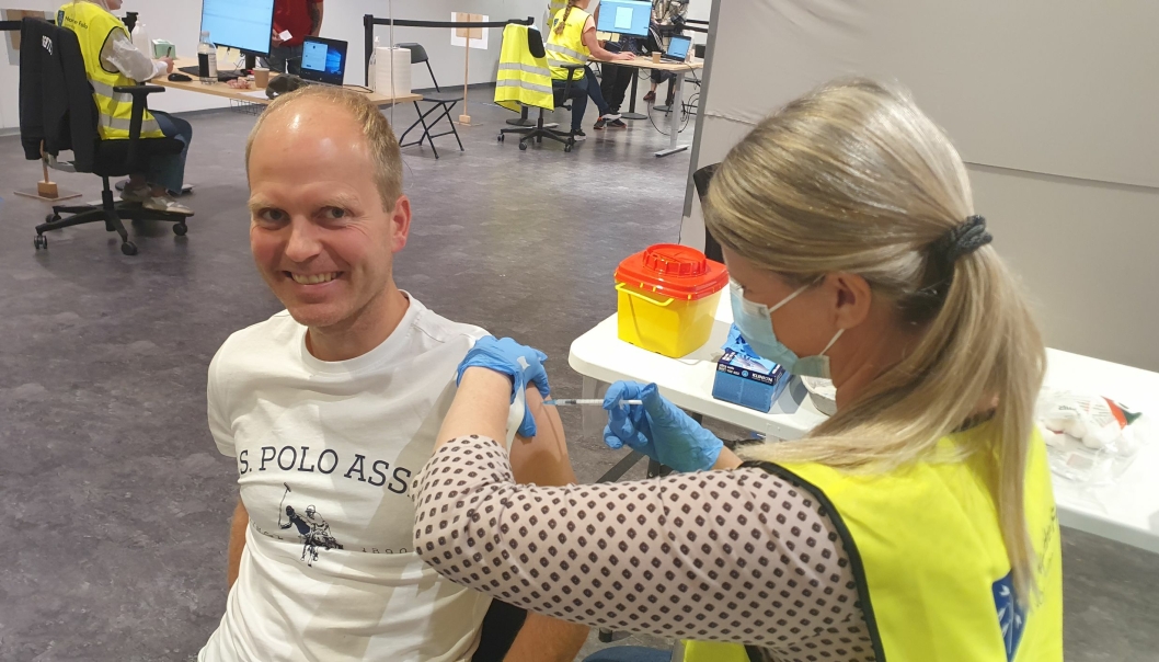 FULLVAKSINERT: Arne Christensen (41) fikk dose to tirsdag 31. august. På bildet ser du også frivillig vaksinatør Karianne Jonassen (47) fra Sofiemyr. Foto: Yana Stubberudlien