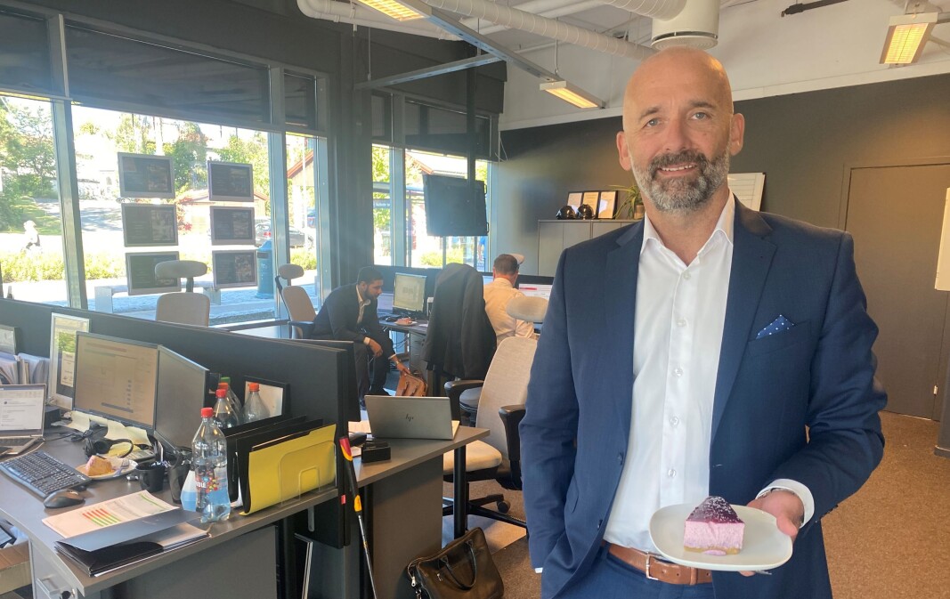 DAGLID LEDER: Stig Reklev startet Privatmegleren på Kolbotn for ti år siden. Da vi var innom ble jubiléet feiret med kake. DAGLID LEDER: Stig Reklev startet Privatmegleren på Kolbotn for ti år siden. Da vi var innom ble jubiléet feiret med kake.