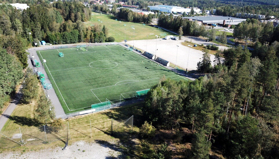 SKAL SKIFTES UT I 2022-2023: Denne kunstgressbanen ble etablert på Sofiemyr i 2012 etter at det gamle kunstgresset fra 2000 ble fjernet. Når kunstgressdekket er ti år gammelt i 2022, blir det neste mulighet til å søke spillemidler for å skifte dekket i 2022-2023. Dronebilde: Thomas N. Witsø-Bjølmer SKAL SKIFTES UT I 2022-2023: Denne kunstgressbanen ble etablert på Sofiemyr i 2012 etter at det gamle kunstgresset fra 2000 ble fjernet. Når kunstgressdekket er ti år gammelt i 2022, blir det neste mulighet til å søke spillemidler for å skifte dekket i 2022-2023. Dronebilde: Thomas N. Witsø-Bjølmer