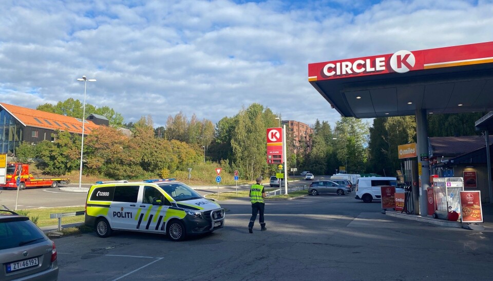 KOLLISJON: Politiet var raskt på plass etter sammenstøtet mellom to biler i rundkjøringen etter Rikås-tunellen.
