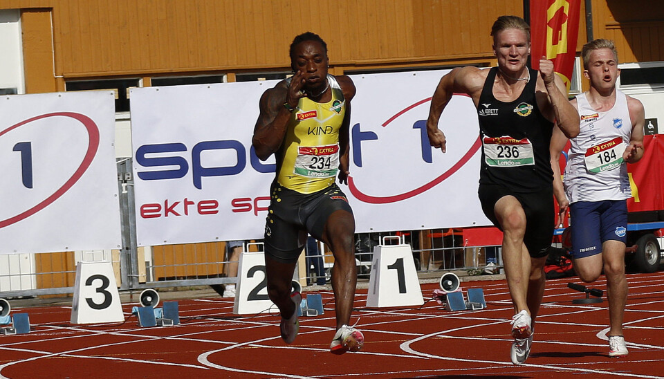GODT SELSKAP: Vegard Sverd i 100 meter-finalen med verdensrekordholder og OL-vinner Salum Kashafali i banen ved siden av. GODT SELSKAP: Vegard Sverd i 100 meter-finalen med verdensrekordholder og OL-vinner Salum Kashafali i banen ved siden av.