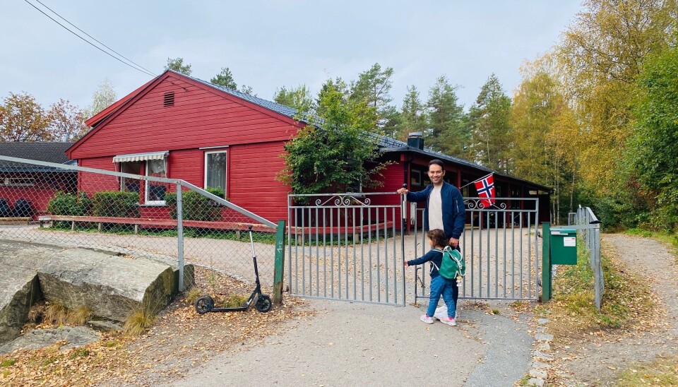 LEVERTE DATTEREN: Hverdagen stopper ikke opp, selv om man er fersk stortingsrepresentant. Før vi fikk gjøre seiersintervjuet var det levering i barnehagen på Hellerasten.