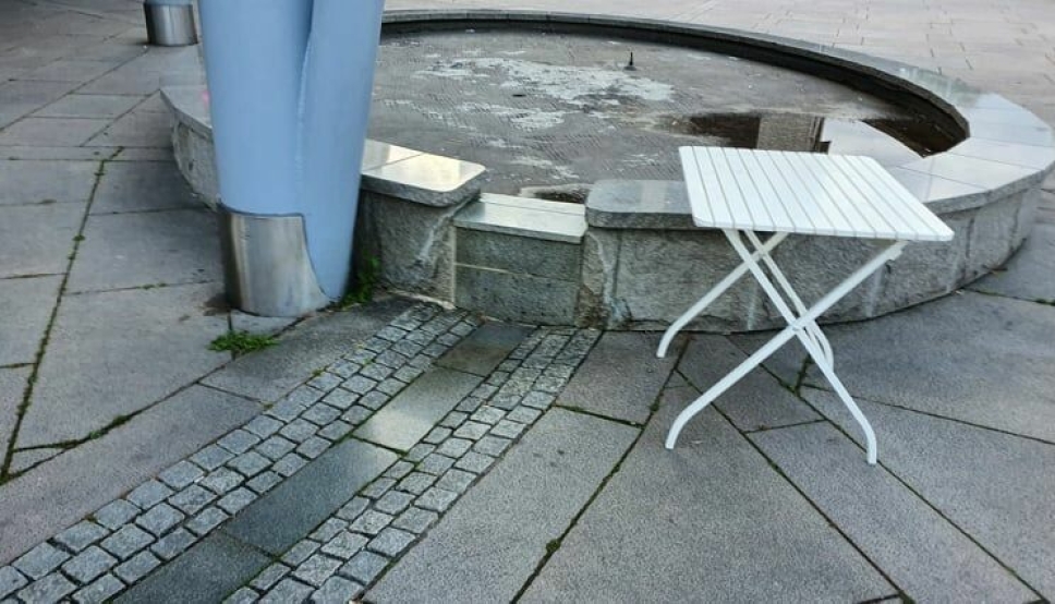 SLIK SER DEN UT NÅ: Fontenen på Jan Baalsruds plass fungerer ikke. Ifølge Citycon, som har ansvar for den, skyldes dette i at pumpen i fontenen er ødelagt. Foto: Yana Stubberudlien