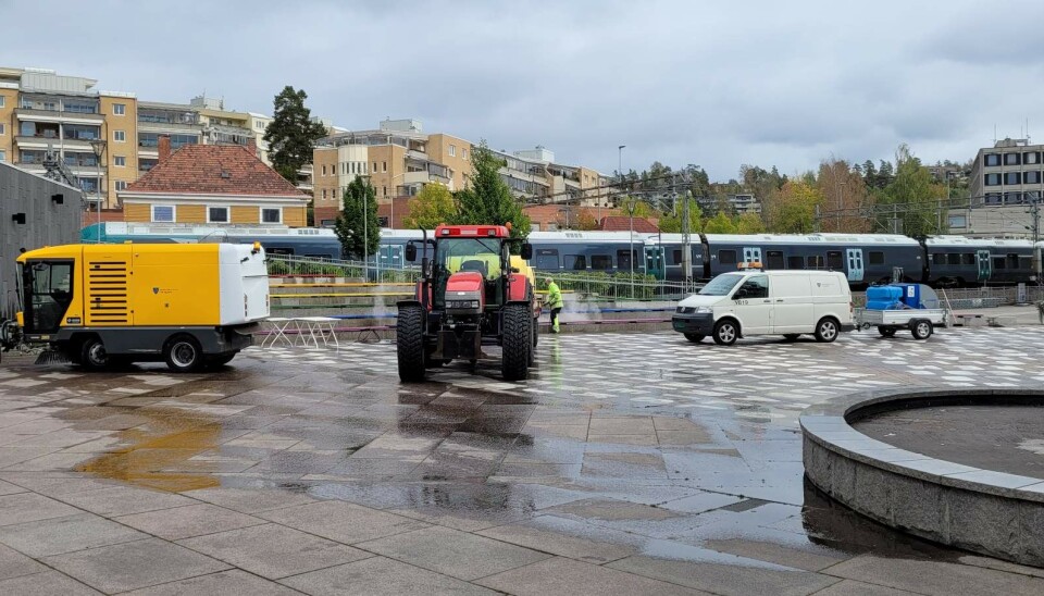 STARTET PÅ MANDAG: – Vi starter nå opp med diverse utstyr for å spyle og vaske all møkket som er der, sier Per Kristiansen. STARTET PÅ MANDAG: – Vi starter nå opp med diverse utstyr for å spyle og vaske all møkket som er der, sier Per Kristiansen.