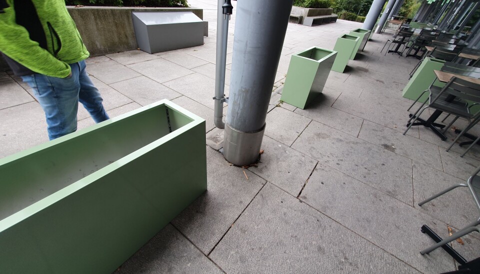 TOMME BLOMSTERKASSER: Ansvarsområdet til Kolbotn torg ser heller ikke innbydende ut. TOMME BLOMSTERKASSER: Ansvarsområdet til Kolbotn torg ser heller ikke innbydende ut.