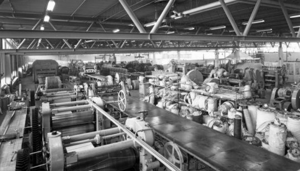 DETTE VAR I HOVEDBYGGET: Interiørfotografier av produksjonshaller på Den Norske Remfabrikk.