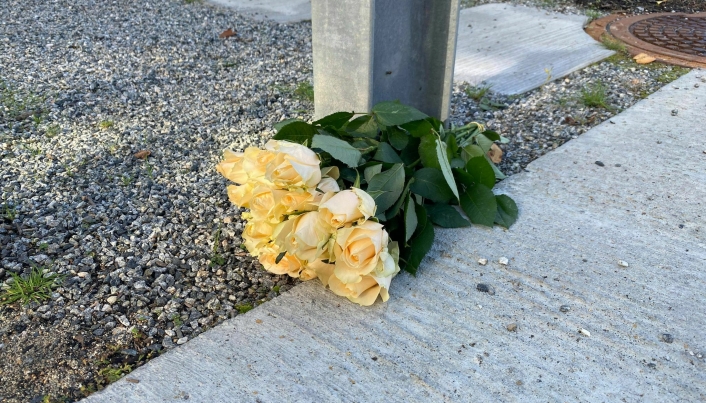 STOR TRAGEDIE: Lokalsamfunnet er rystet etter den store tragedien. Noen har nå lagt blomster utenfor huset til de avdøde.