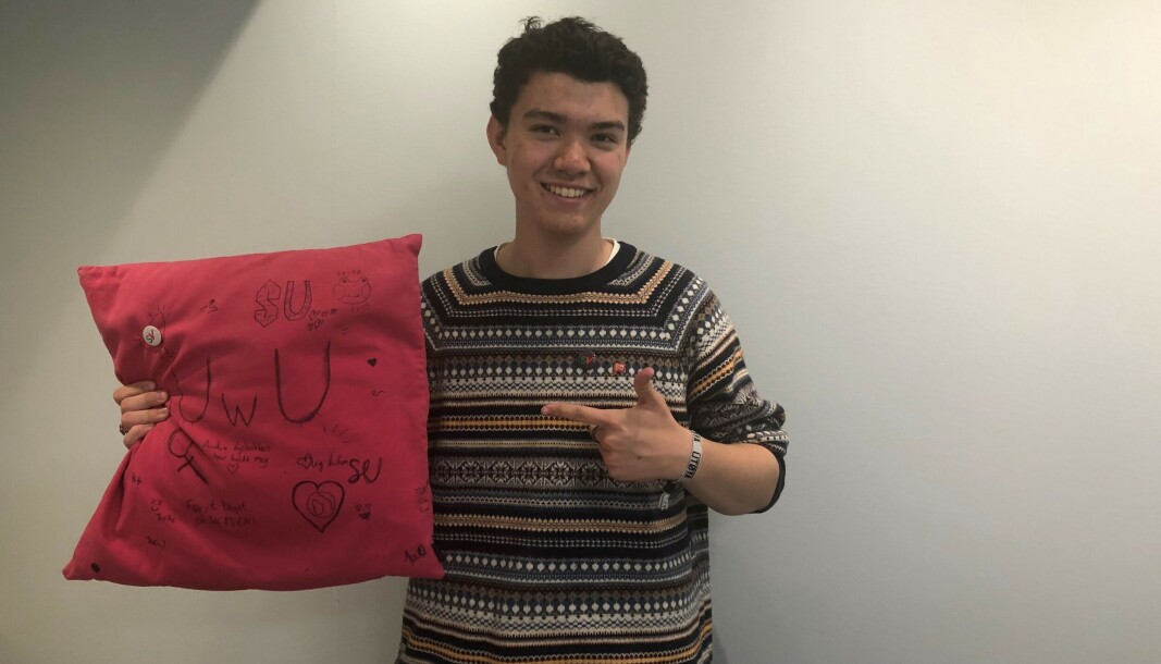 LOKALLAGSMASKOT: Anon Yu Henriksen er 16 år og leder for Follo SU. Her med maskoten Sosialistisk Uwu. LOKALLAGSMASKOT: Anon Yu Henriksen er 16 år og leder for Follo SU. Her med maskoten Sosialistisk Uwu.